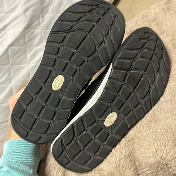 Woman’s Chaco 8.5 tennis shoes - Picture 4 of 5